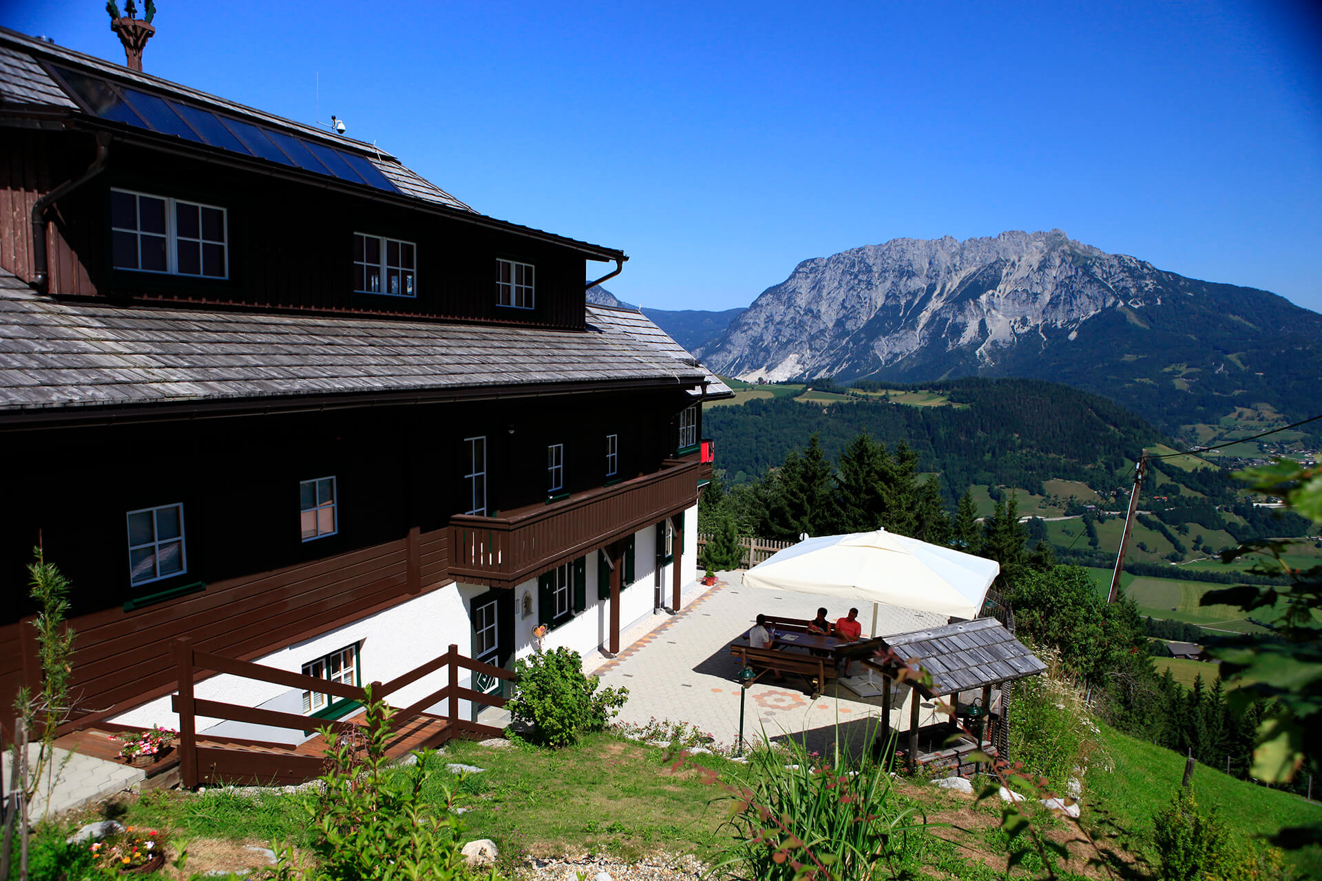 große Terrasse mit Grill